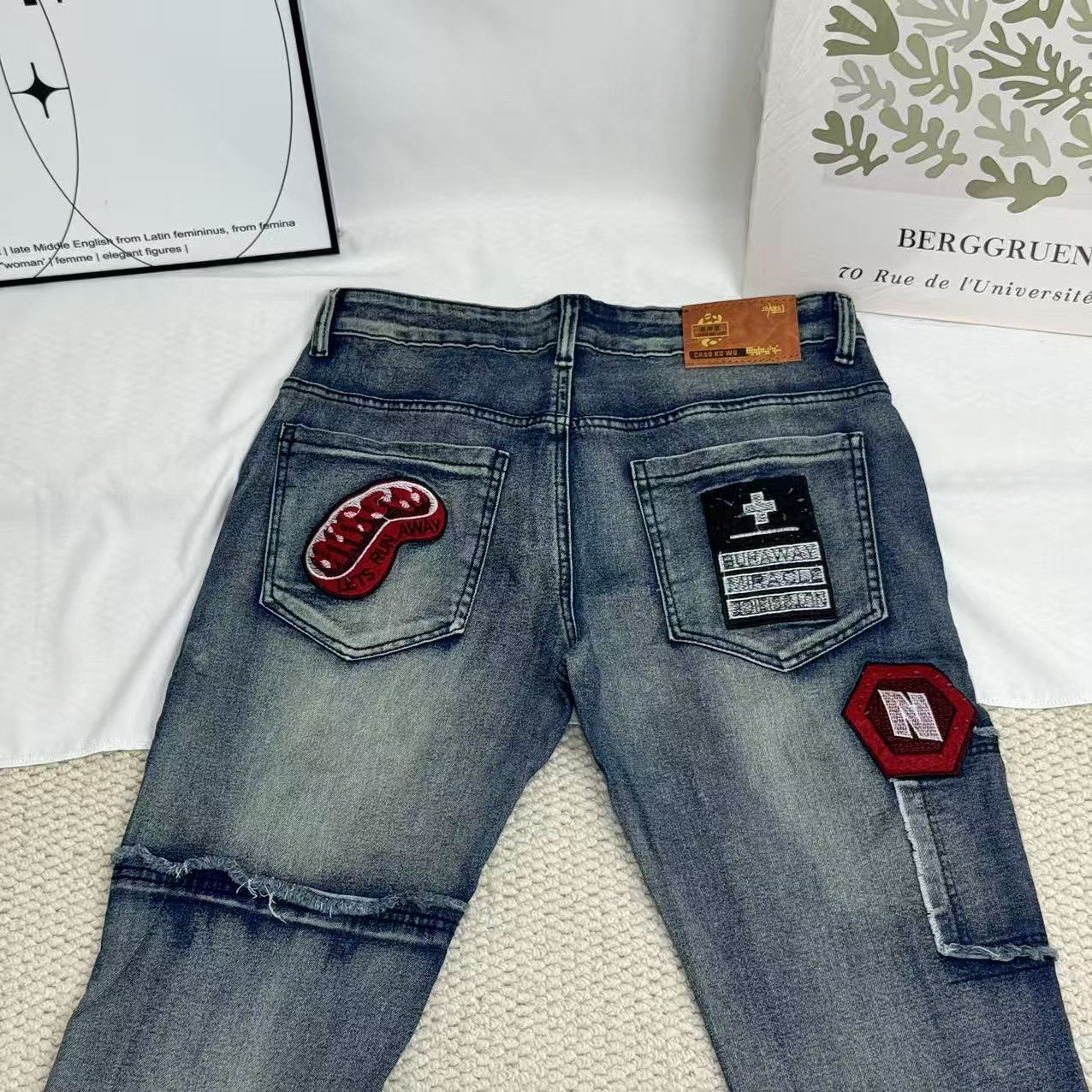 Distressed Vintage-Style Jeans - Image 7