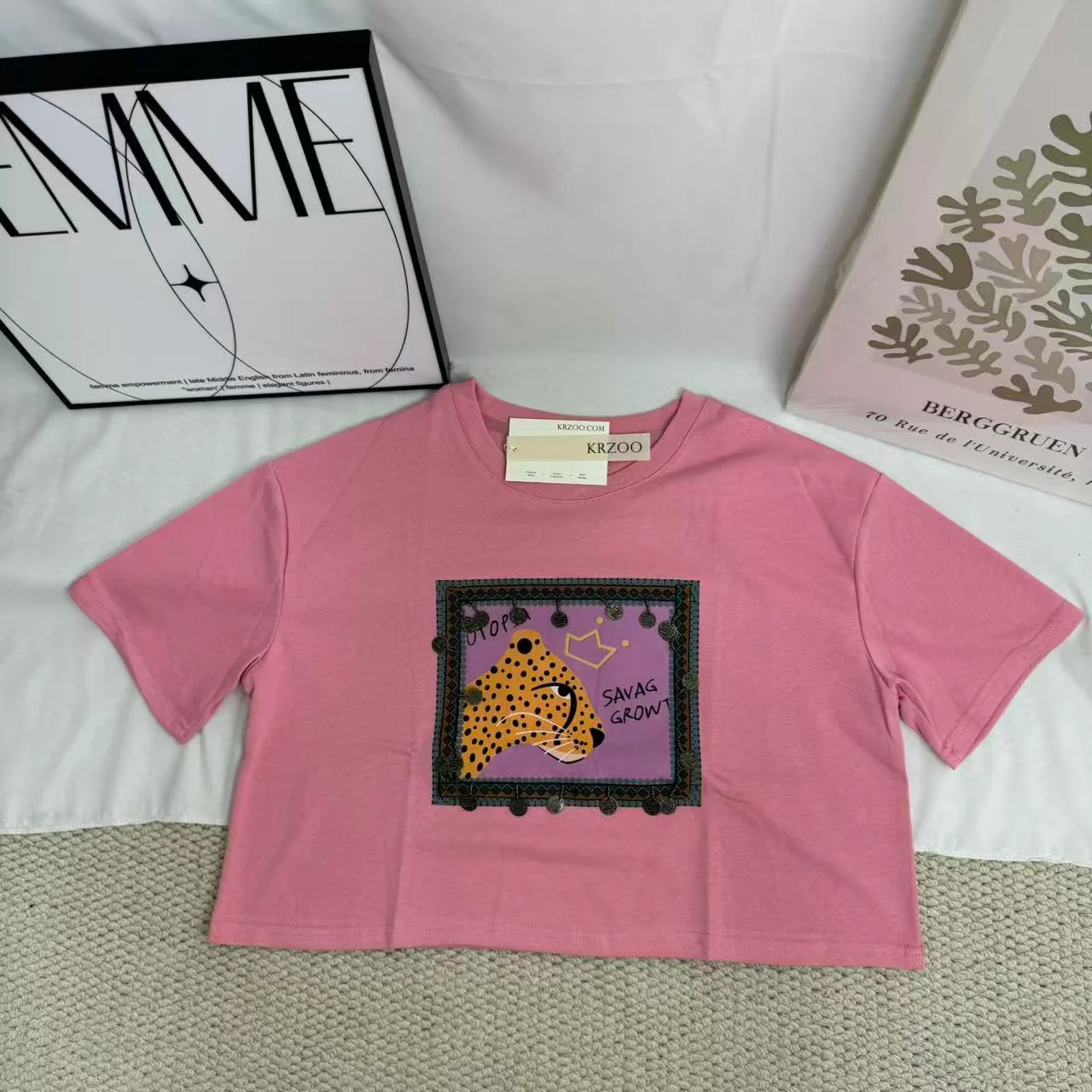 Loose-fitting pink short-sleeve T-shirt