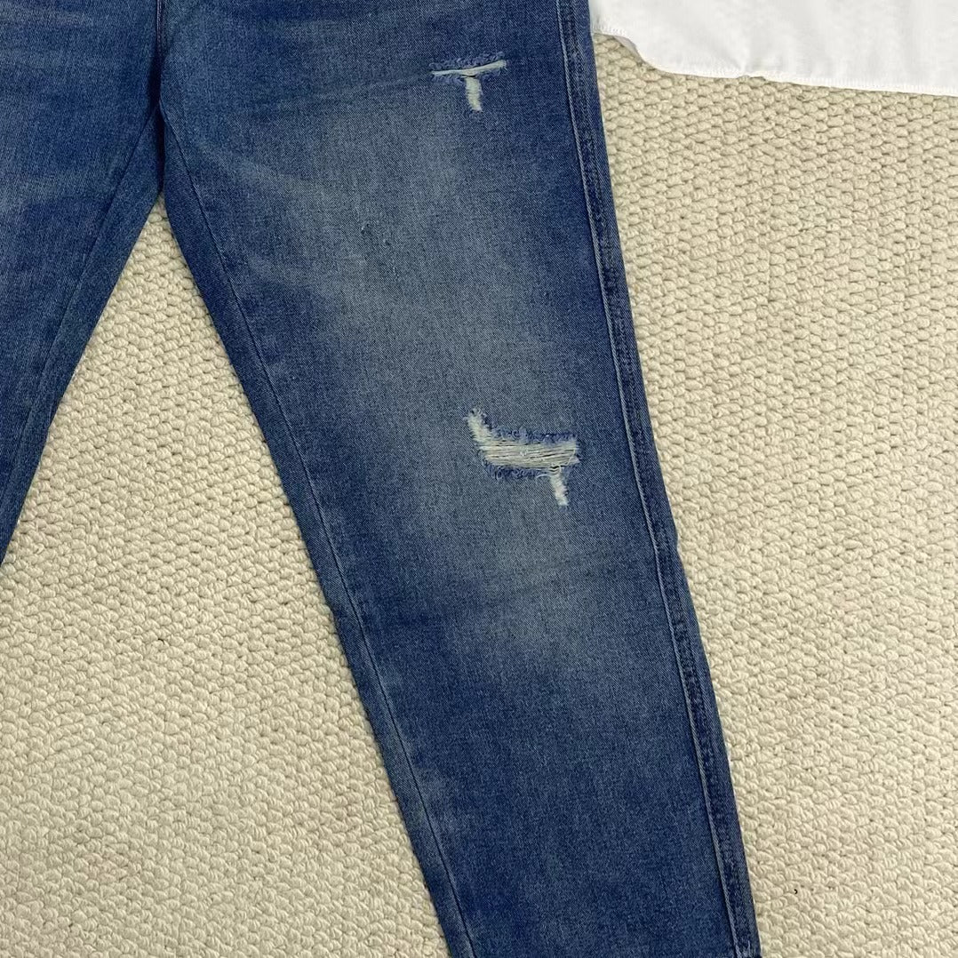 Loose-Fitting Tapered Cropped Jeans - Image 5