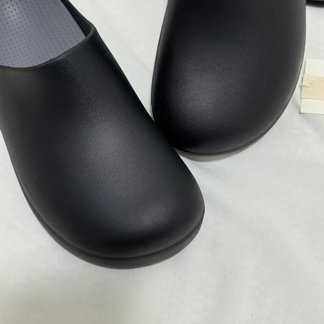 Non-Slip Closed-toe Slippers - Image 5