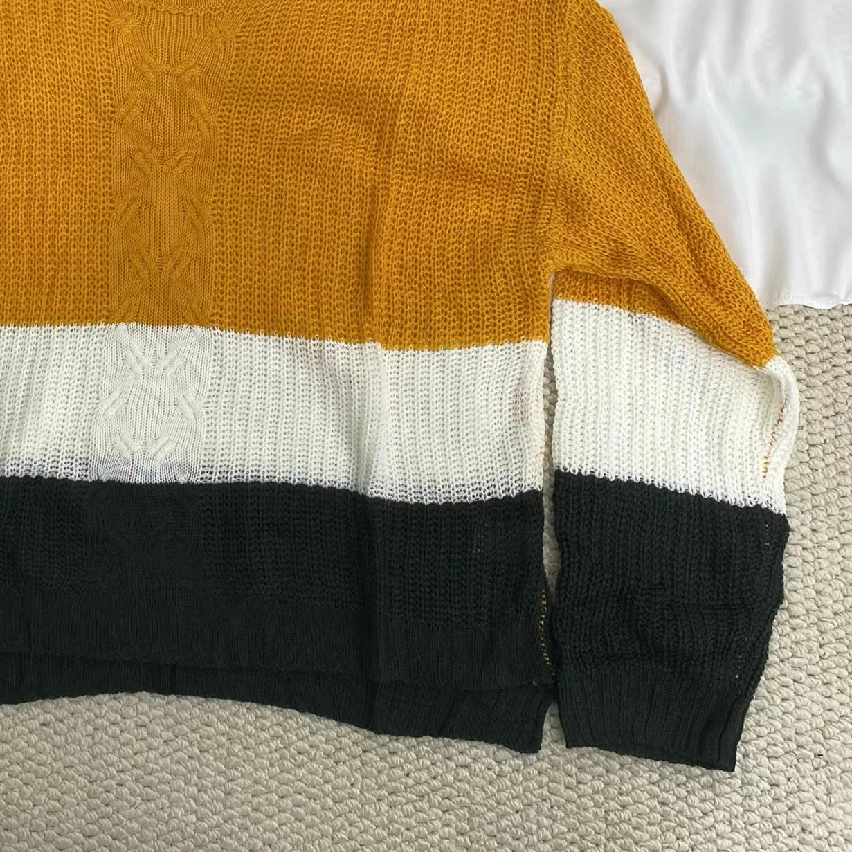 Round-Neck Color-Block Knitted Sweater - Image 5