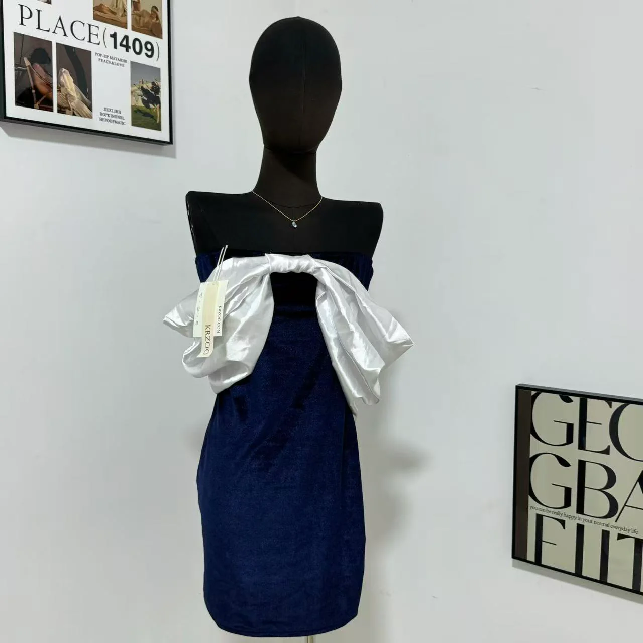 Tight-fitting Gown with a Large Bow
