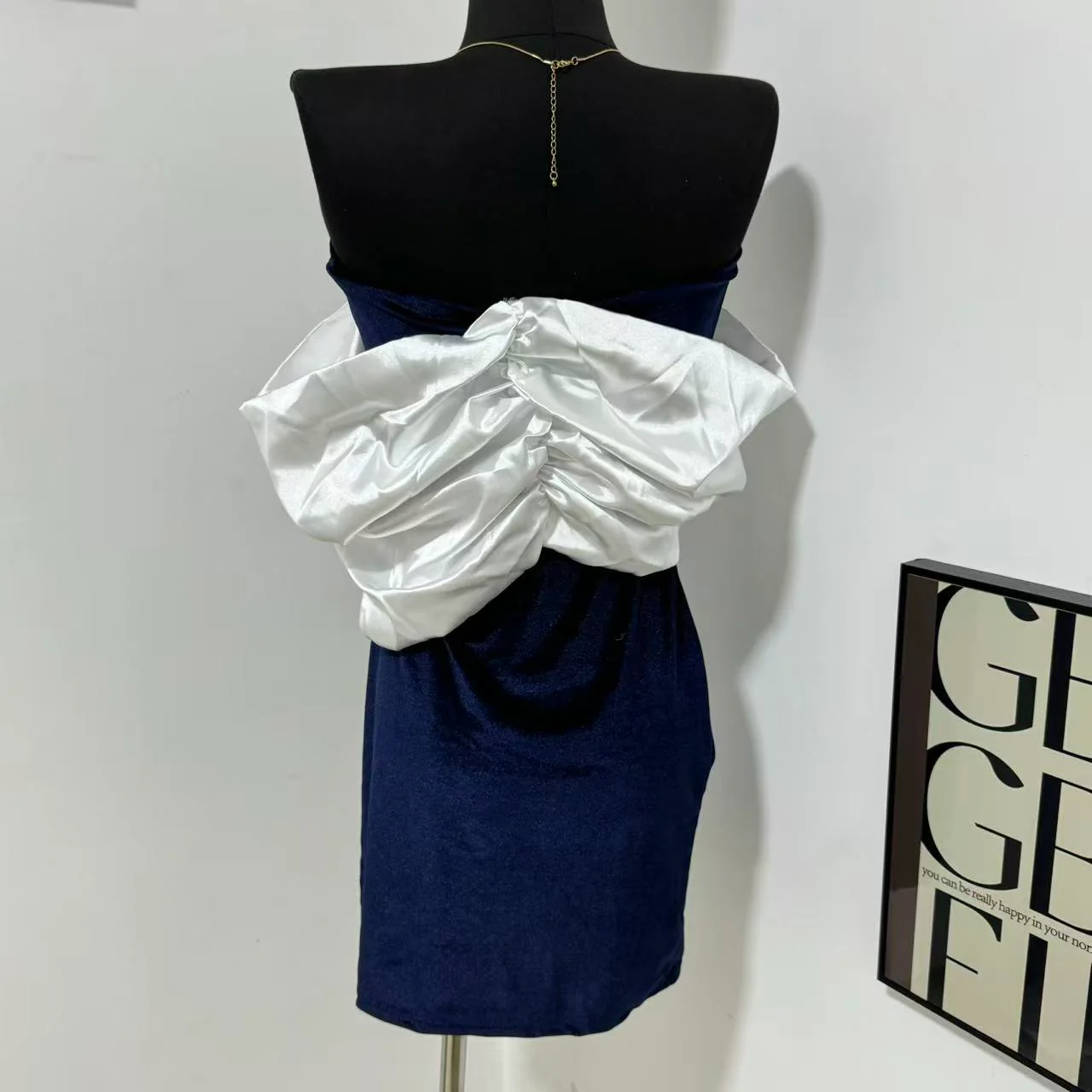 Tight-fitting Gown with a Large Bow - Image 2