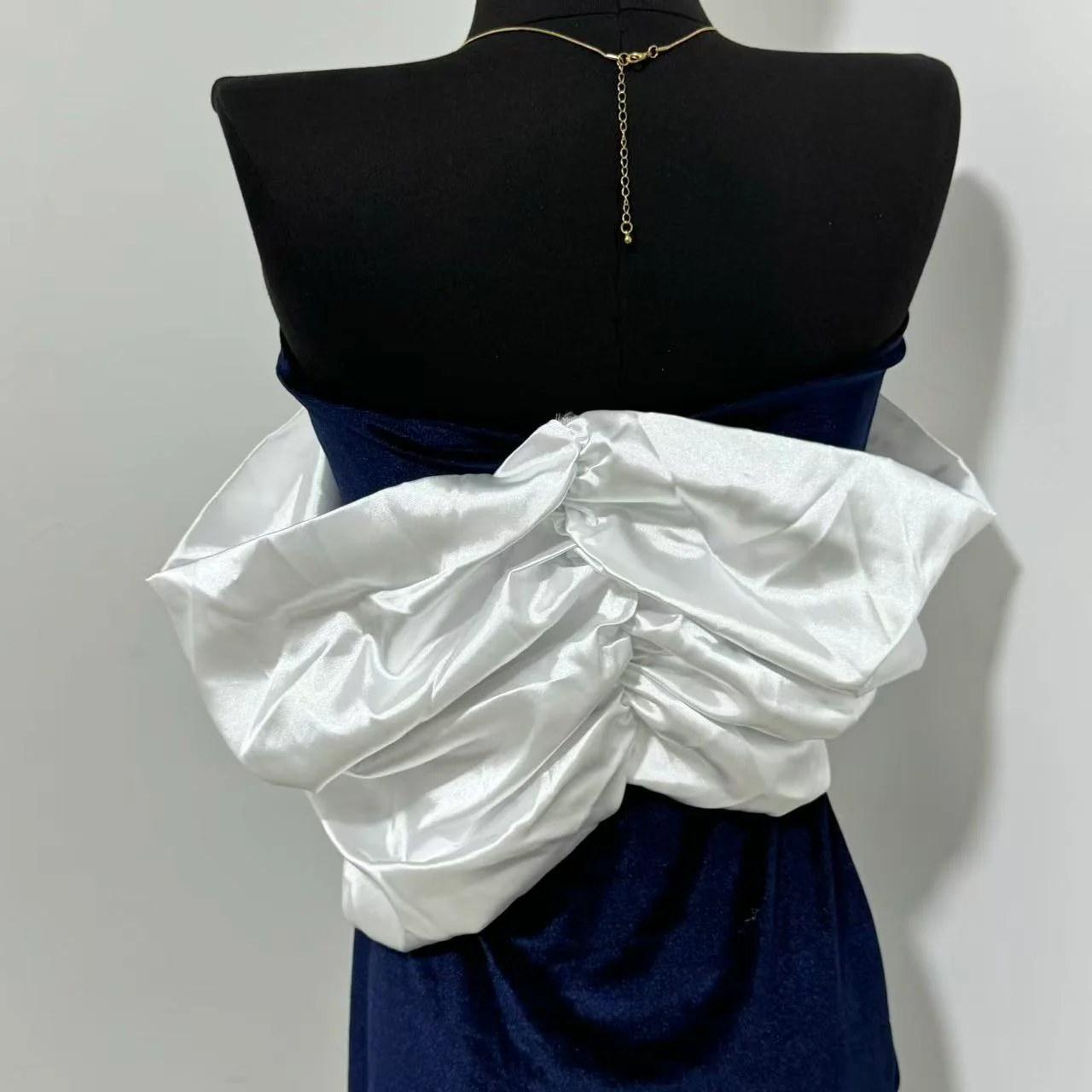 Tight-fitting Gown with a Large Bow - Image 3
