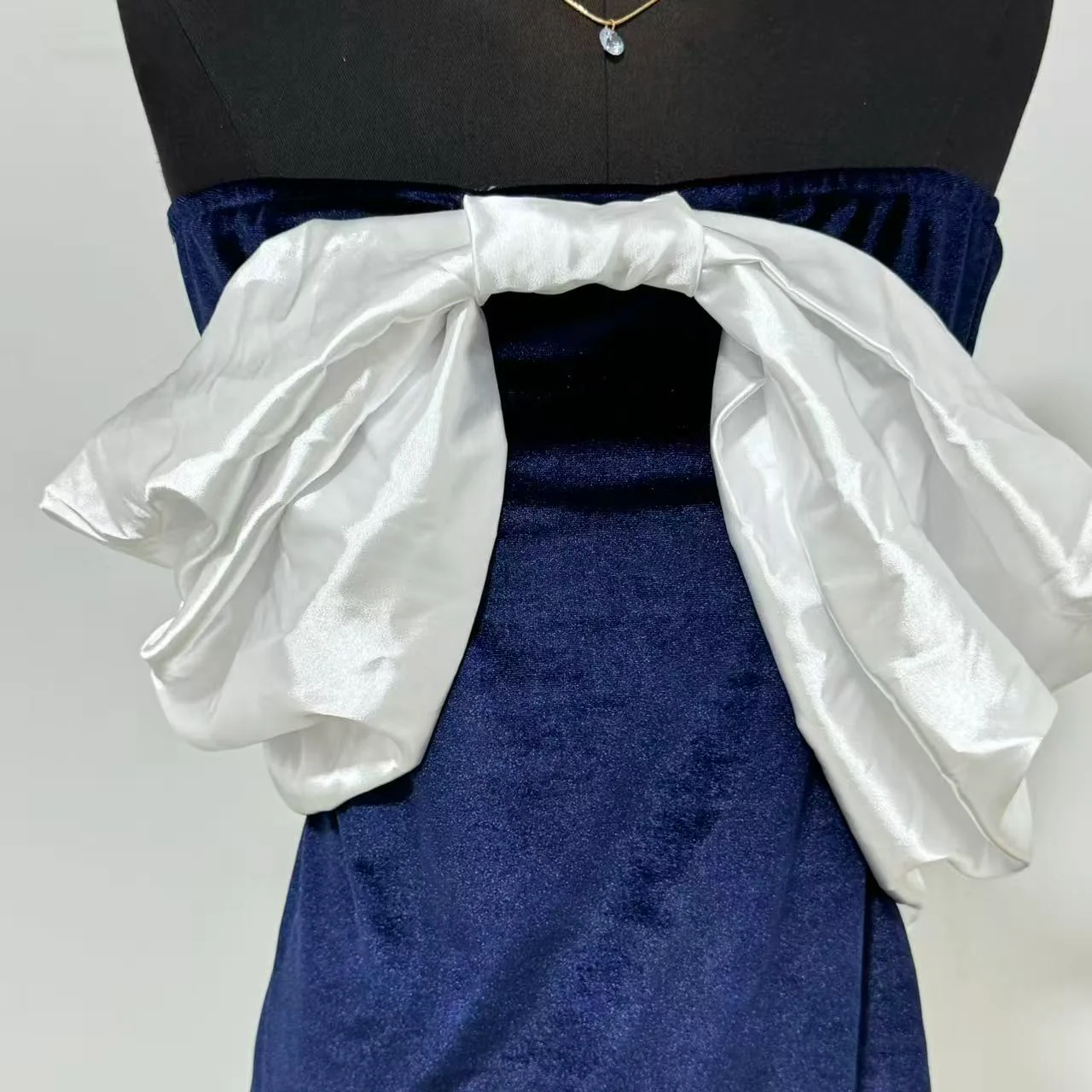 Tight-fitting Gown with a Large Bow - Image 4