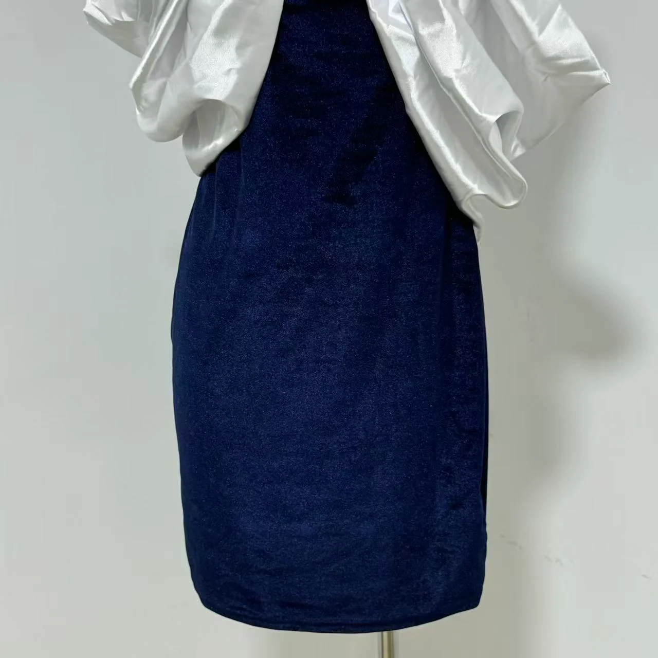 Tight-fitting Gown with a Large Bow - Image 6