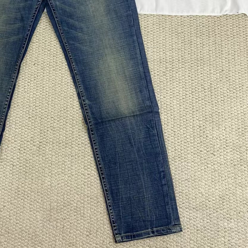 Vintage-Style Distressed Jeans - Image 4