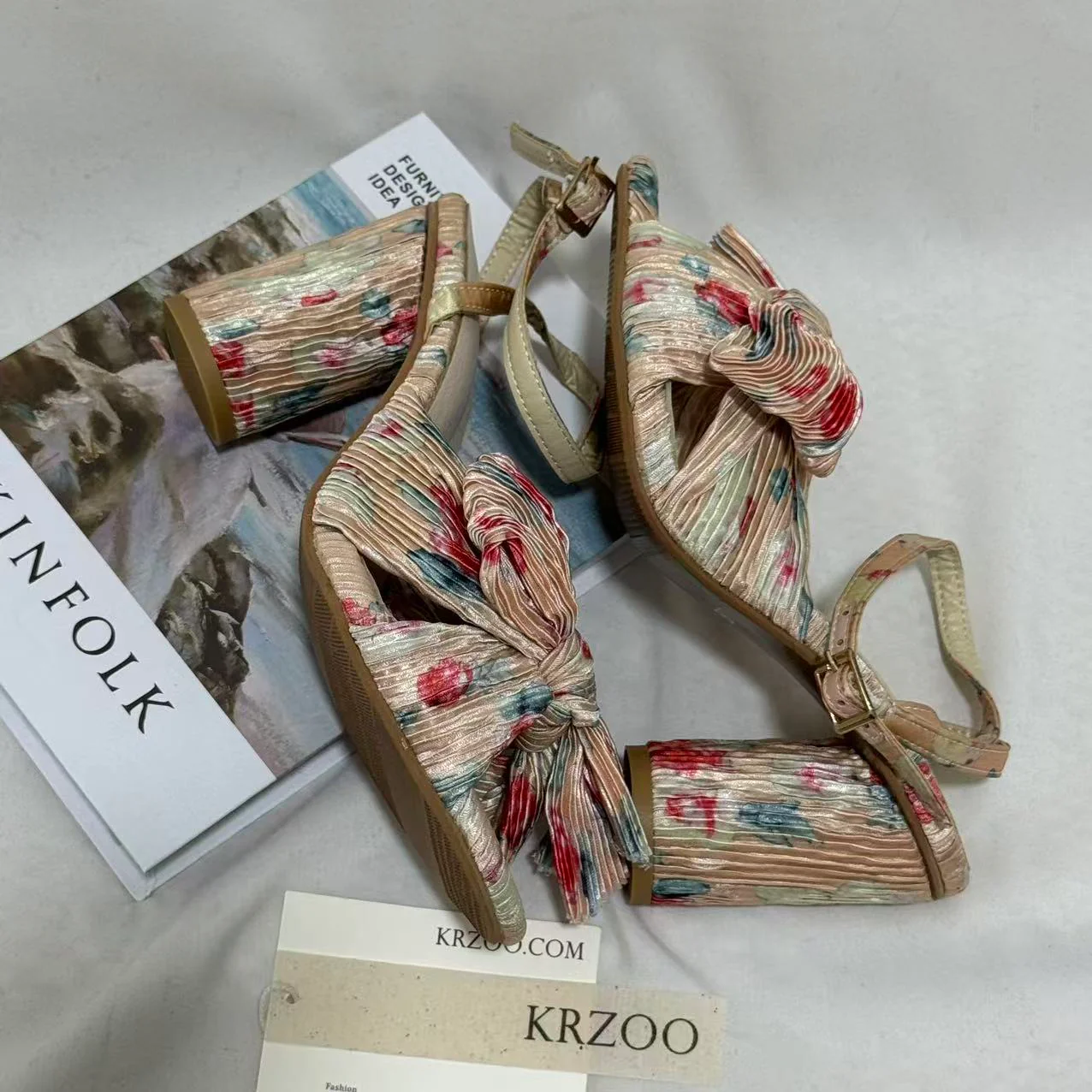 Vintage-Style Silk Shoes With Bows - Image 3